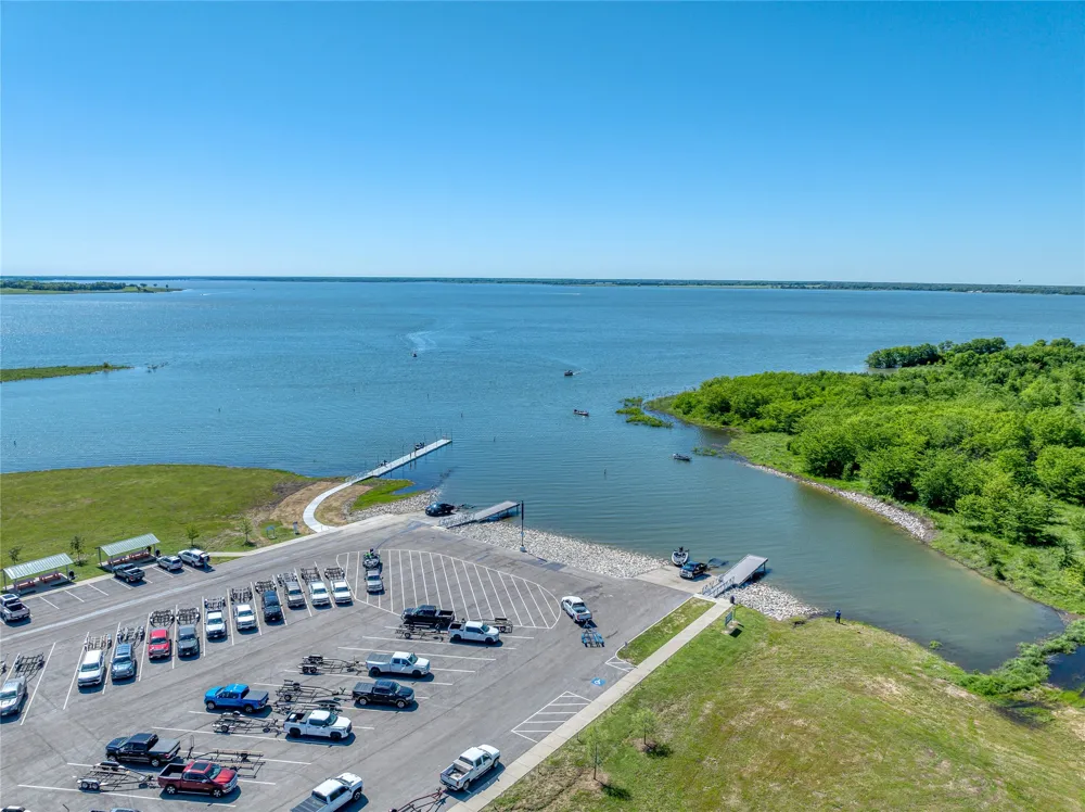 422 HARBORSIDE TERRACE Windom, TX 75492