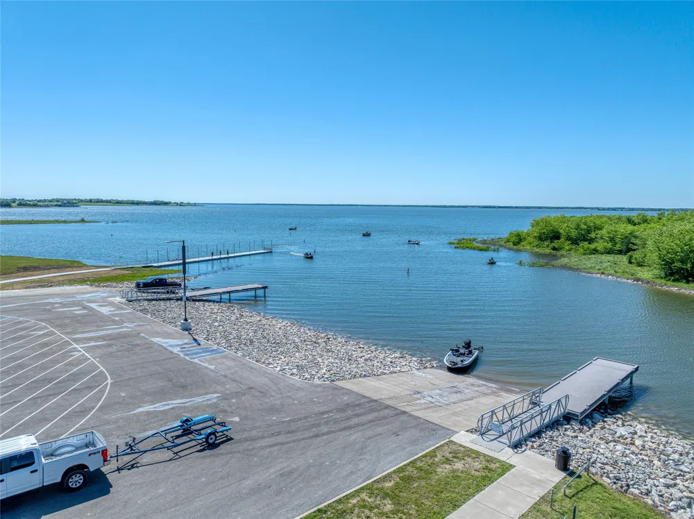 422 HARBORSIDE TERRACE Windom, TX 75492