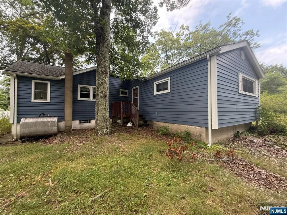 3 Illinois Trail Hopatcong, NJ 07843