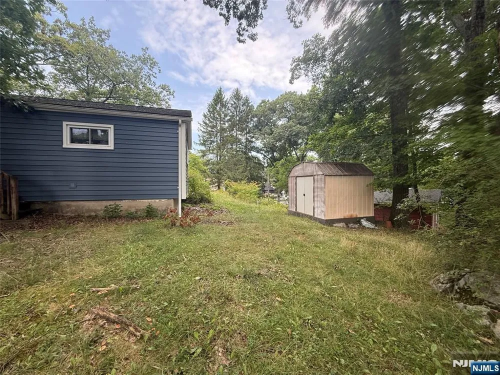 3 Illinois Trail Hopatcong, NJ 07843