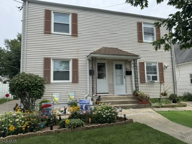 582 Garden Ave Woodbridge, NJ 07095
