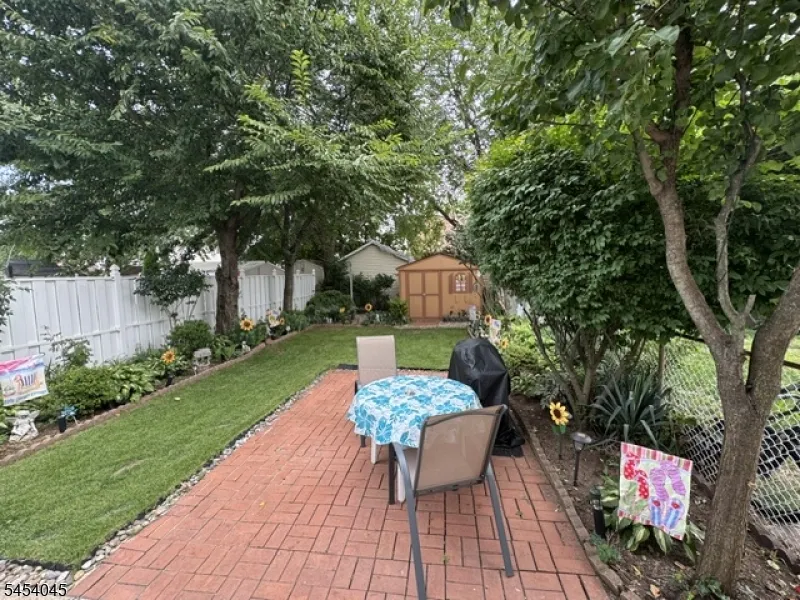 582 Garden Ave Woodbridge, NJ 07095