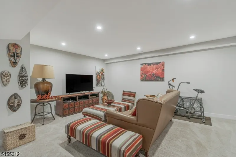 10 Red Shoulder Ln Washington, NJ 07882
