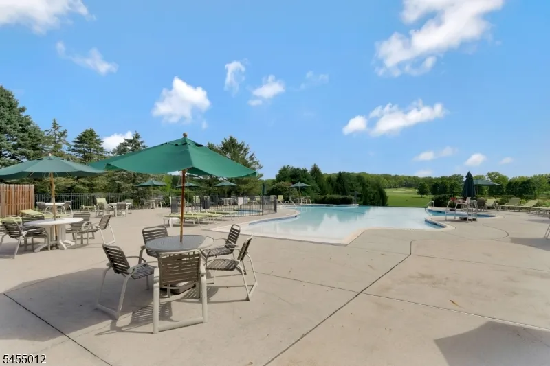 10 Red Shoulder Ln Washington, NJ 07882