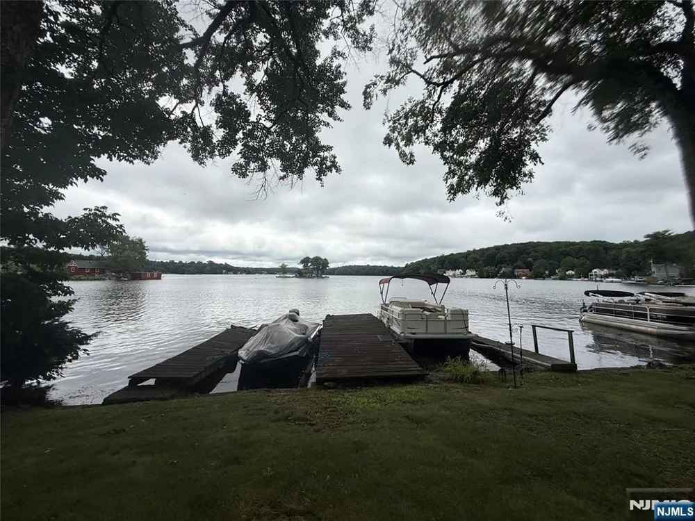 33 Mohawk Trail Jefferson Township, NJ 07849