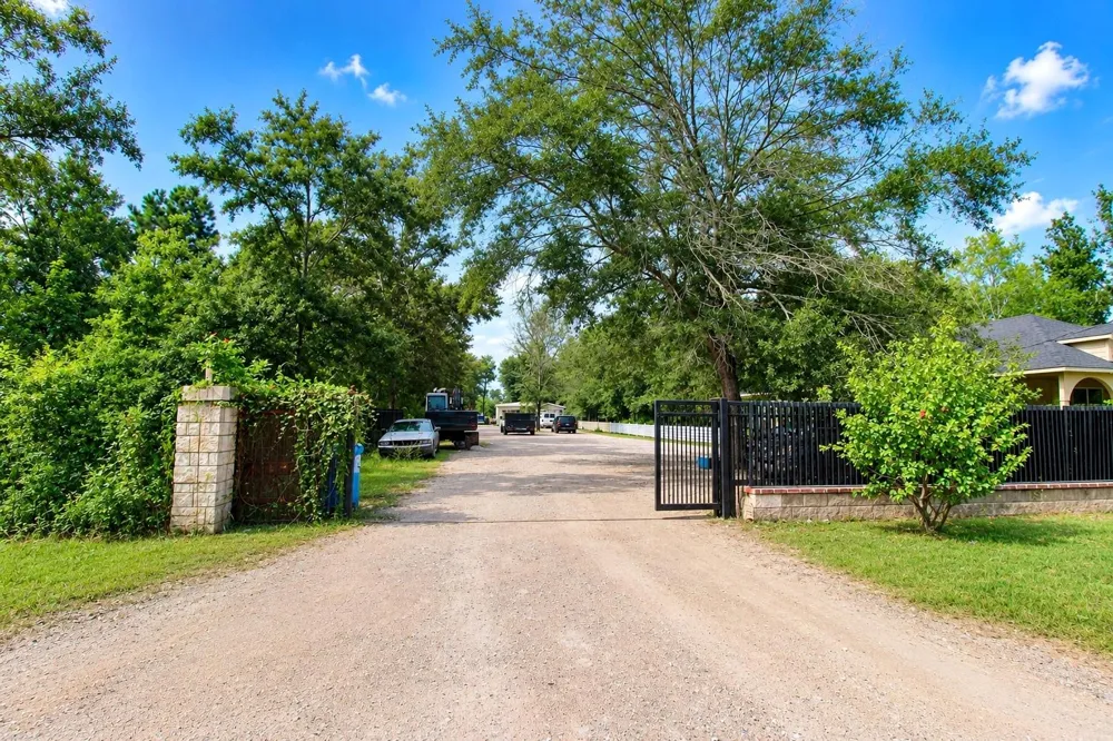 2111 County Road 3405 Cleveland, TX 77327