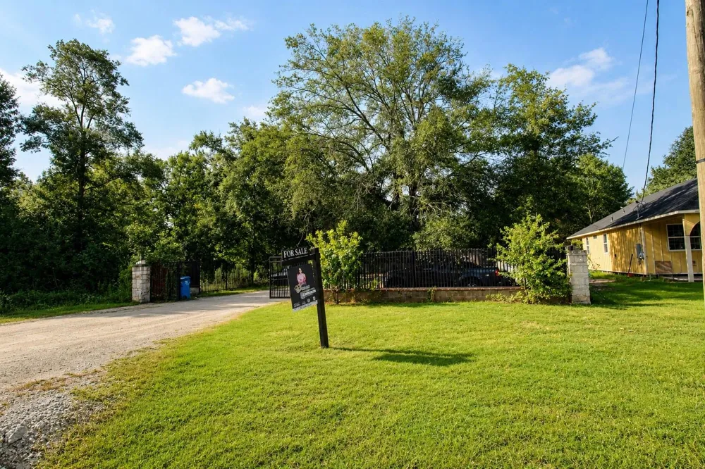 2111 County Road 3405 Cleveland, TX 77327