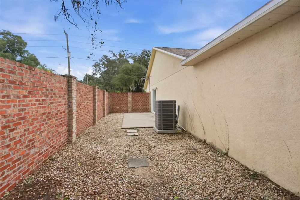 1095 E WISCONSIN AVENUE Deland, FL 32724