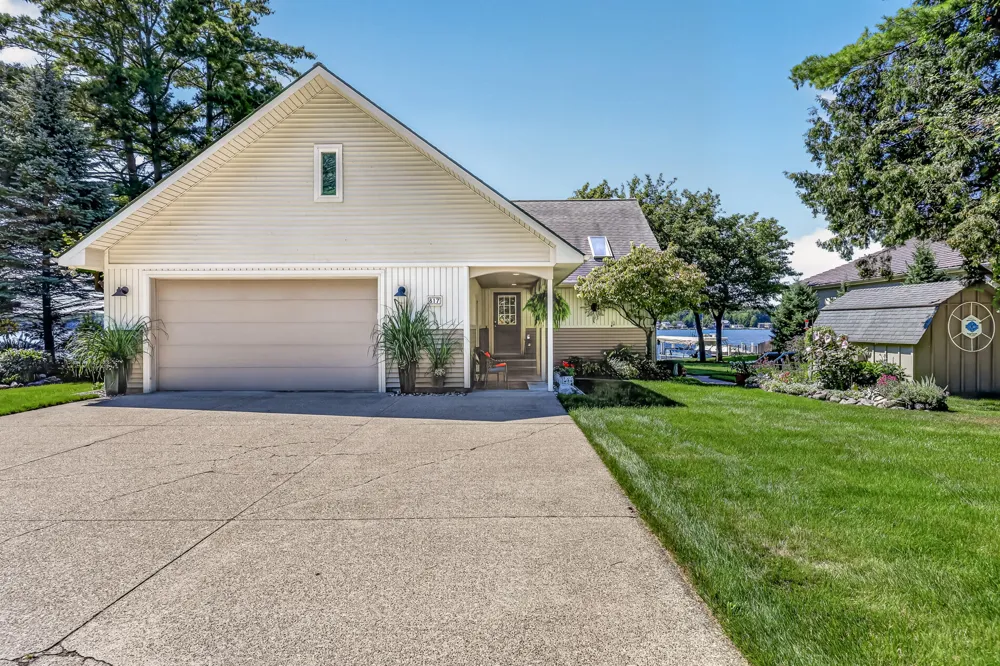 817 E Lake Road Pentwater, MI 49449