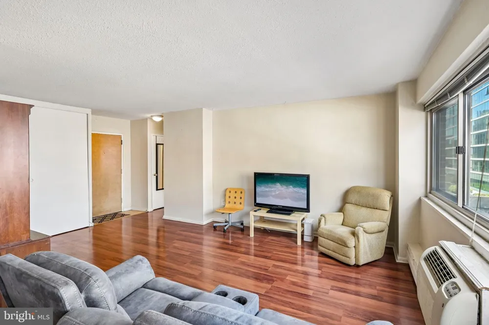 2101 CHESTNUT STREET #817 Philadelphia, PA 19103