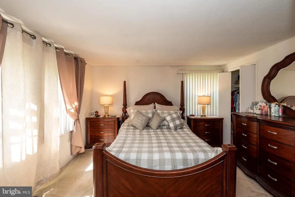 27 EAST LANE Willingboro, NJ 08046