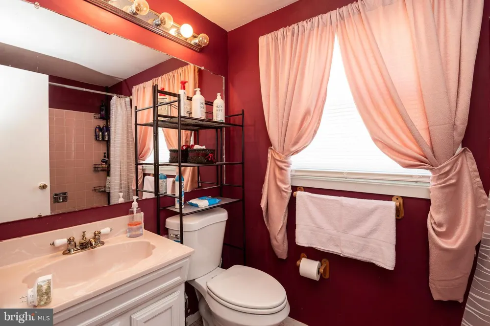 27 EAST LANE Willingboro, NJ 08046