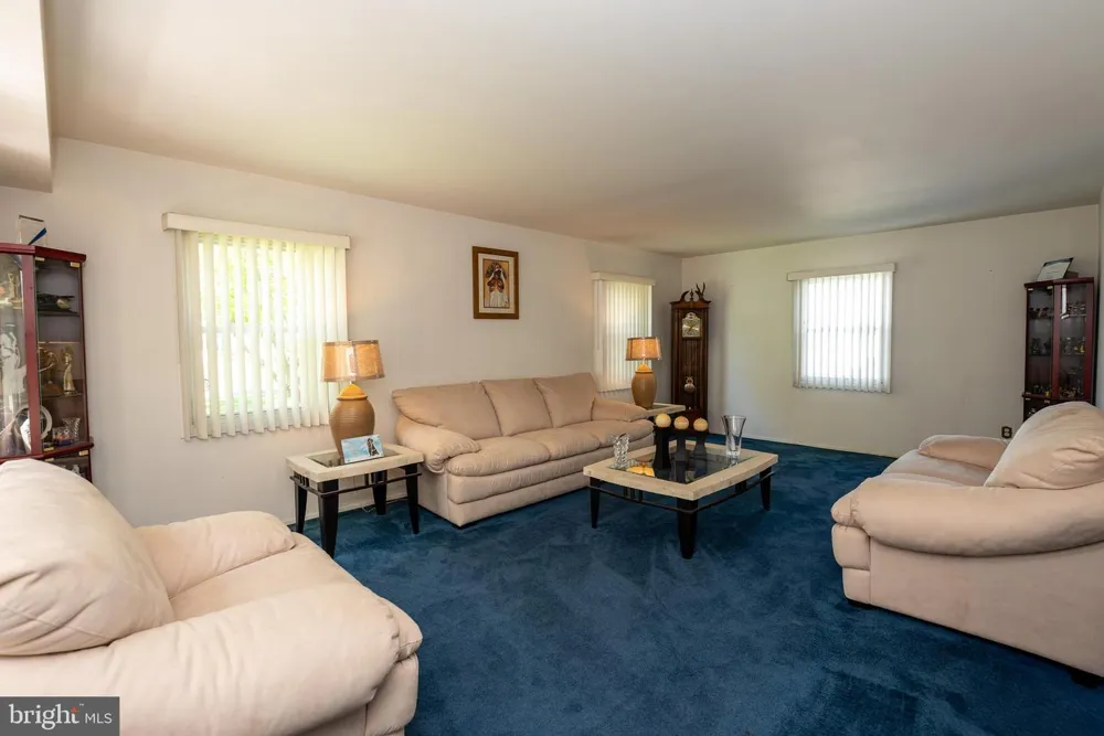 27 EAST LANE Willingboro, NJ 08046