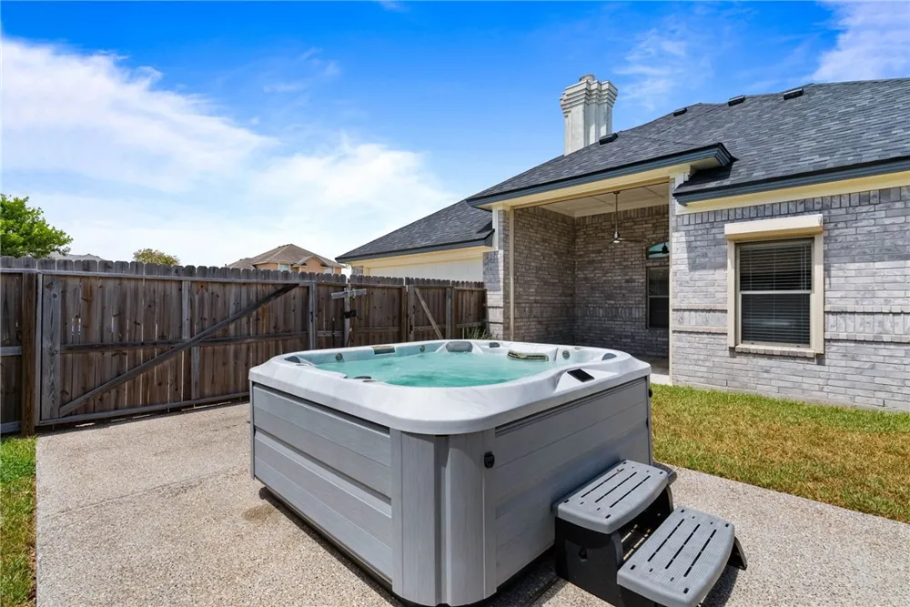 6821 Round Table Street Corpus Christi, TX 78414