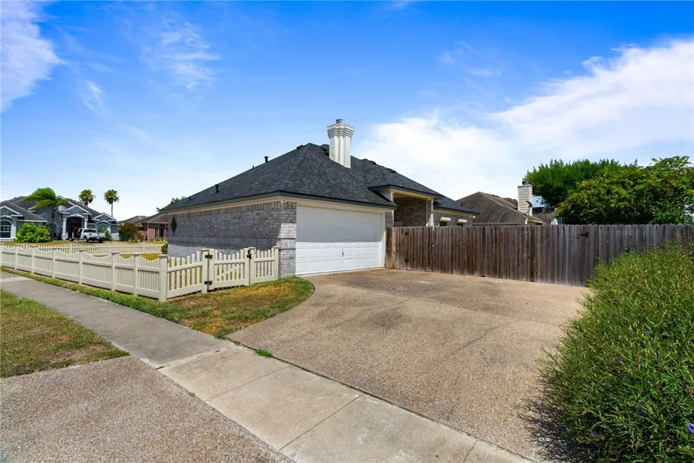 6821 Round Table Street Corpus Christi, TX 78414