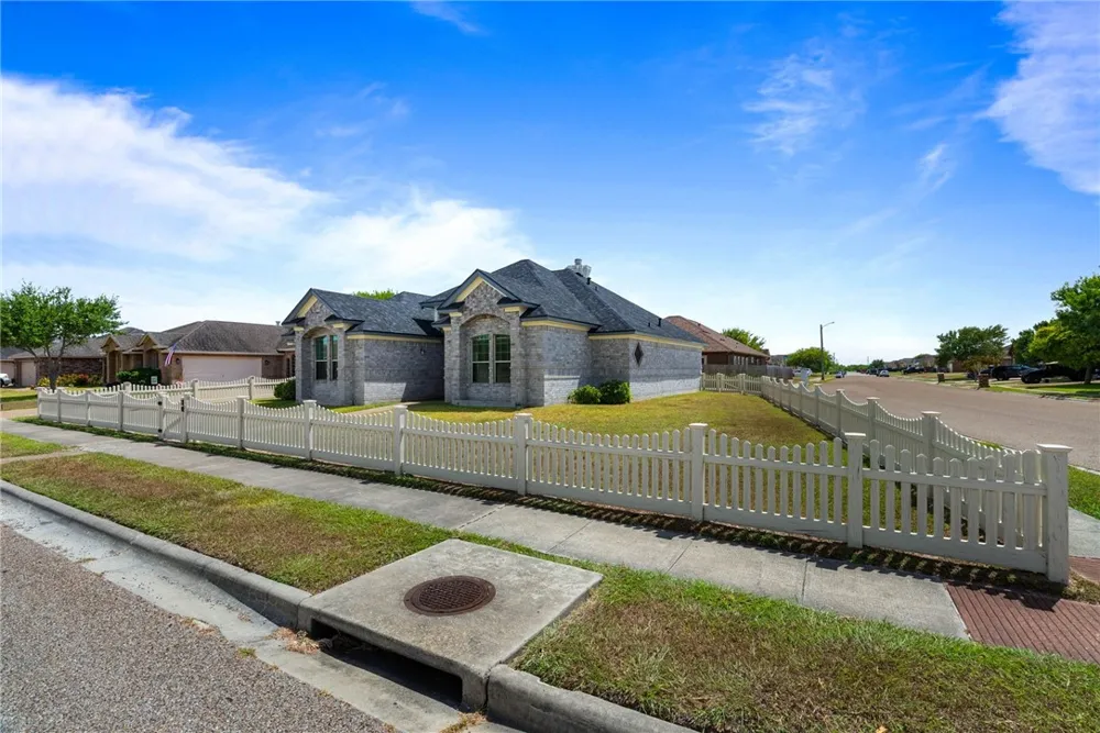 6821 Round Table Street Corpus Christi, TX 78414