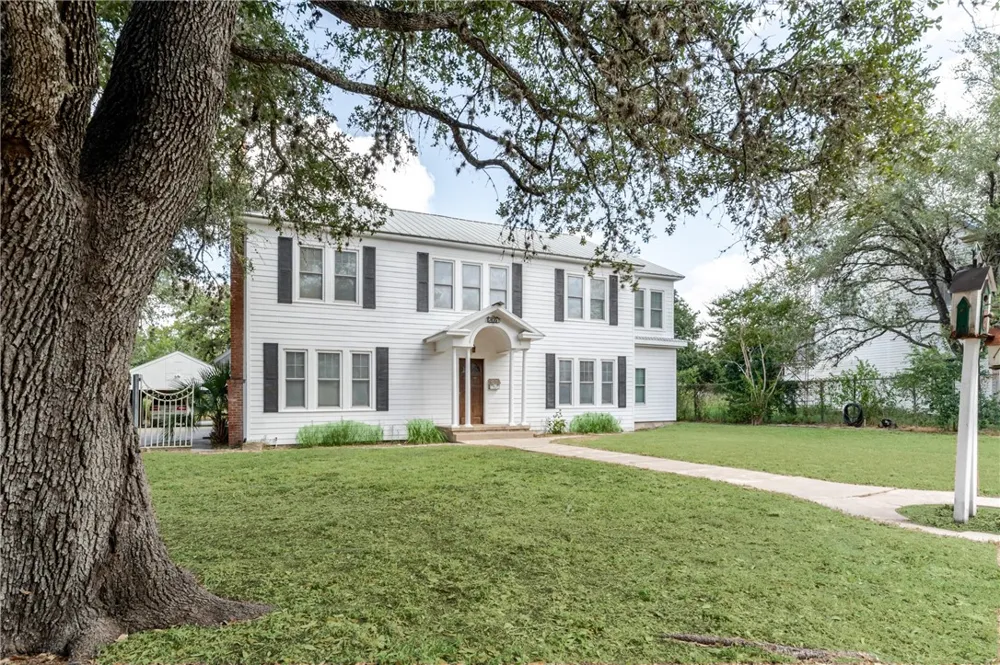 205 E Cleveland Street Beeville, TX 78102