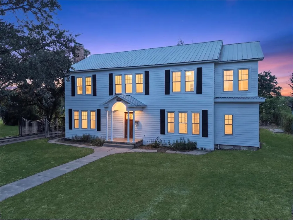 205 E Cleveland Street Beeville, TX 78102