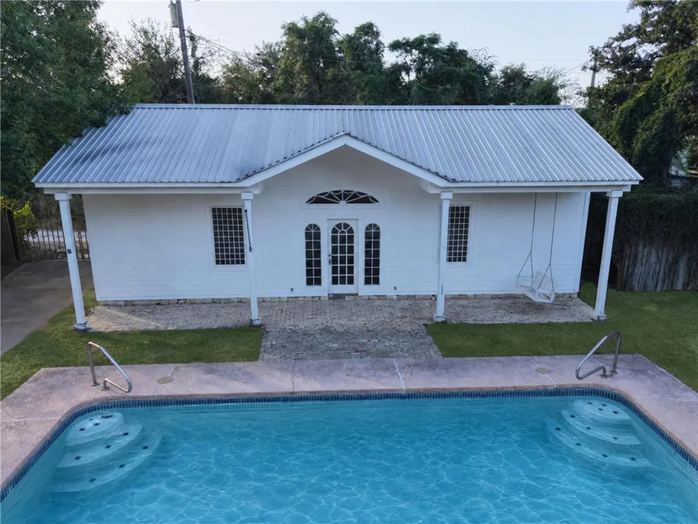 205 E Cleveland Street Beeville, TX 78102