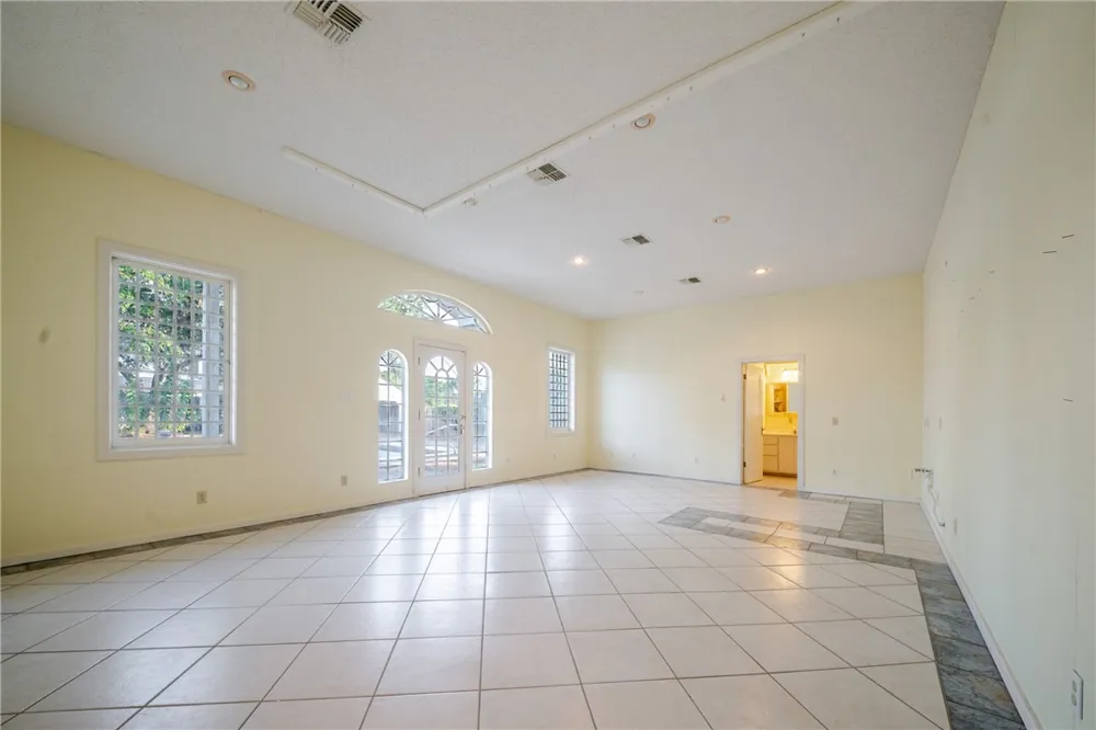 205 E Cleveland Street Beeville, TX 78102