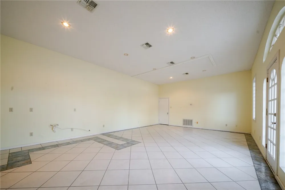 205 E Cleveland Street Beeville, TX 78102
