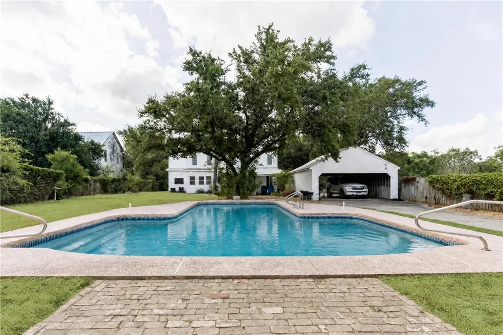 205 E Cleveland Street Beeville, TX 78102