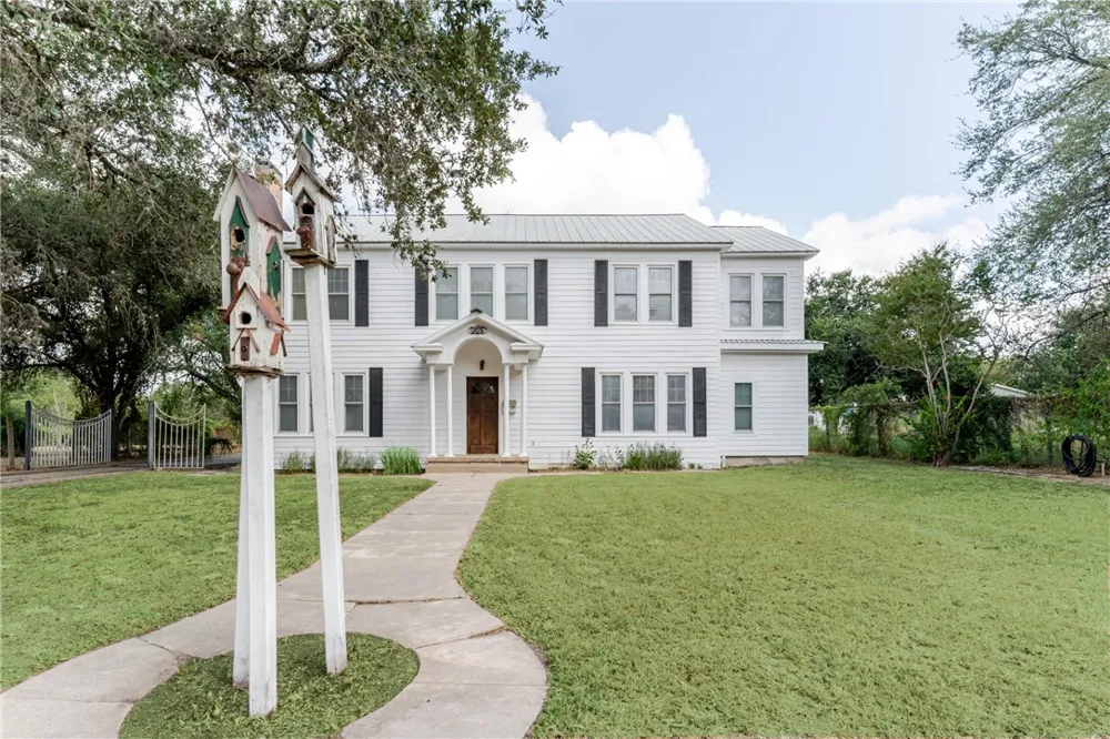 205 E Cleveland Street Beeville, TX 78102