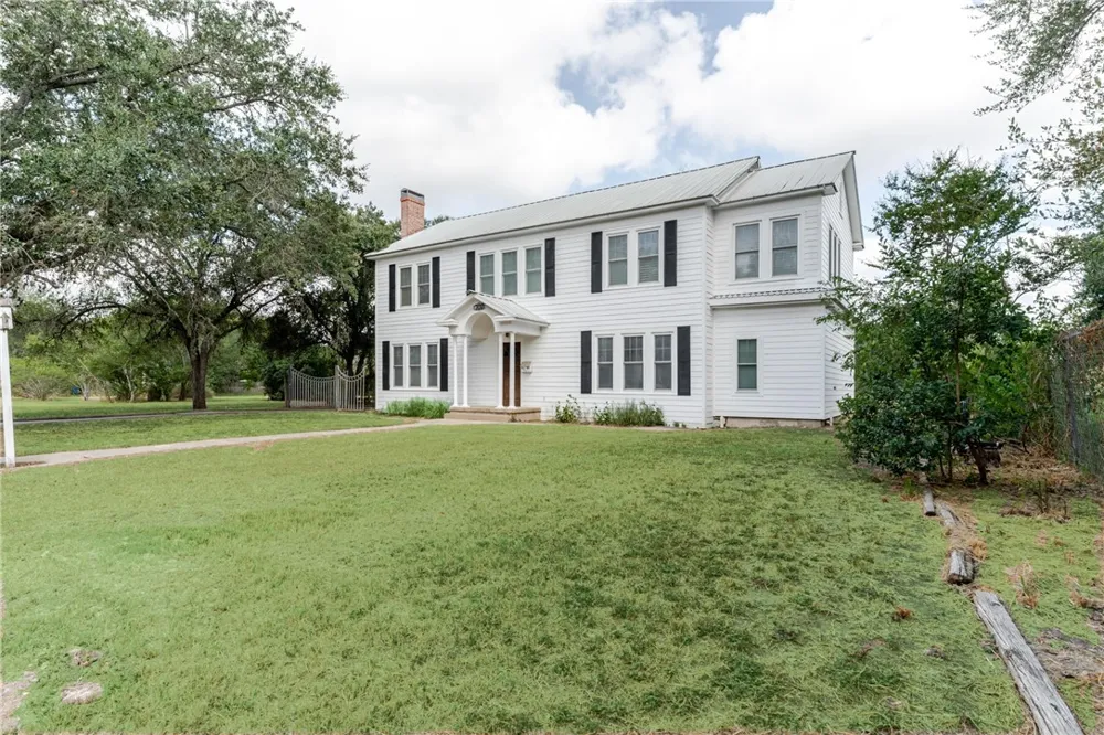 205 E Cleveland Street Beeville, TX 78102