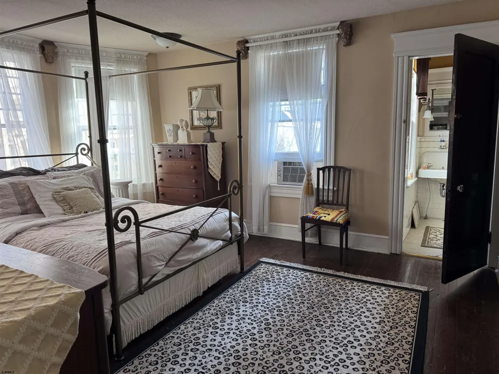 24 S Vassar Sq Ventnor, NJ 08406