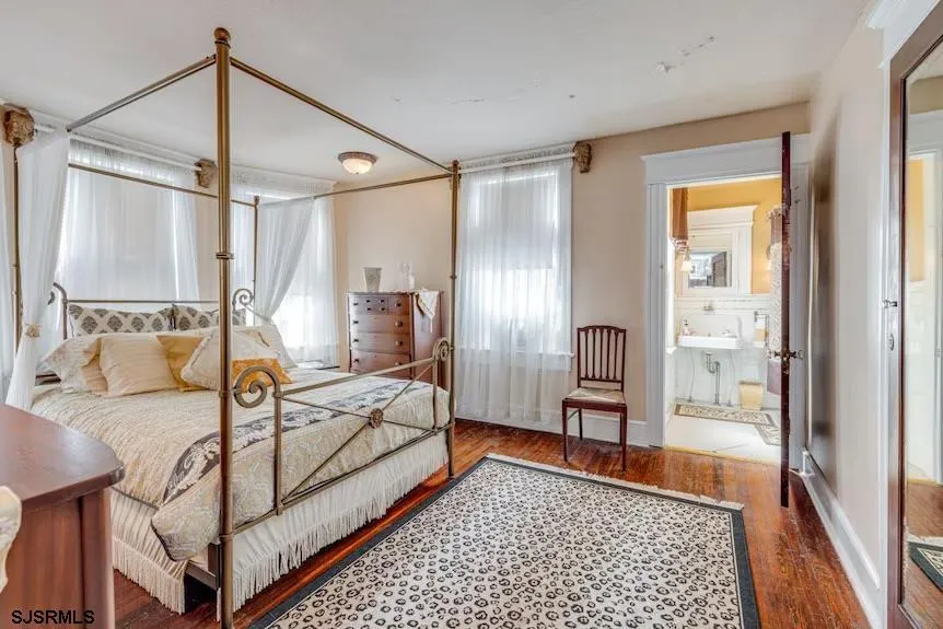 24 S Vassar Sq Ventnor, NJ 08406