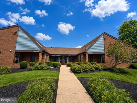 300 MIDDLETOWN BOULEVARD #102