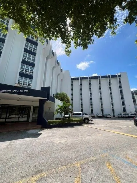 9682 Fontainebleau Blvd #103 Miami, FL 33172
