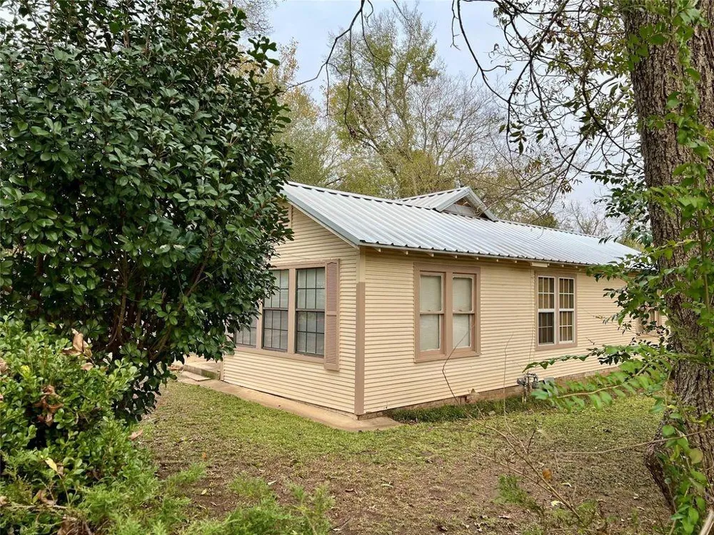 206 S Cottonwood Street Crockett, TX 75835
