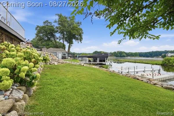 4824 Clinton Drive Independence Charter Township, MI 48346