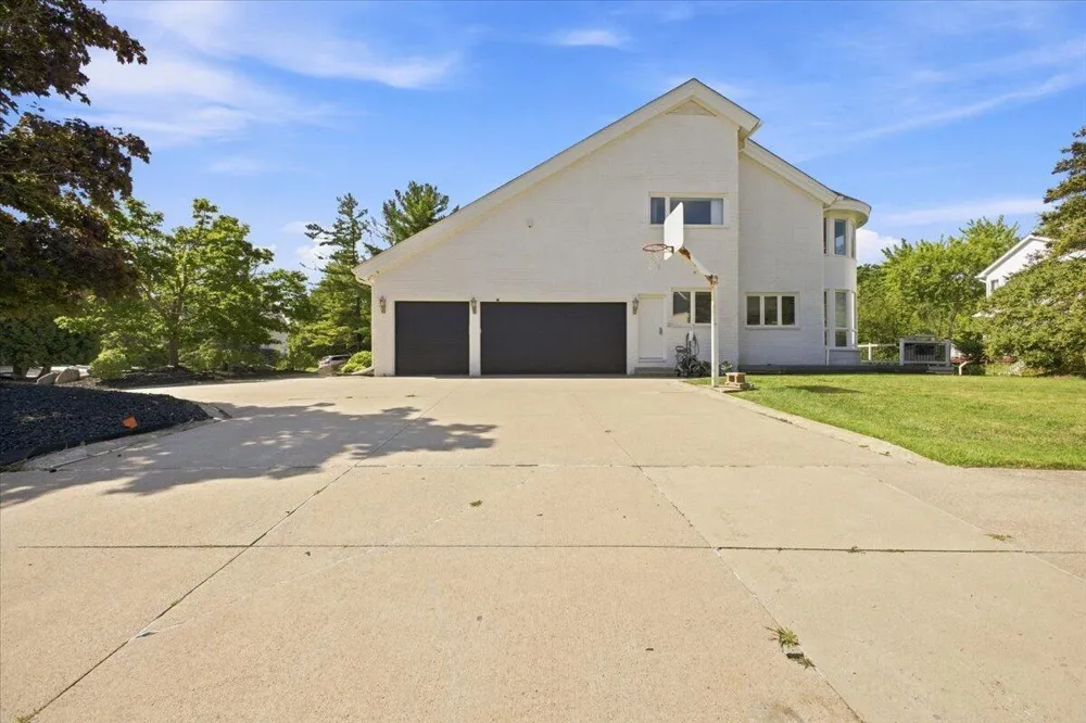 6122 Trailwood Lane West Bloomfield Charter Township, MI 48322