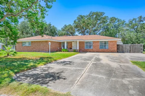 843 Pine Ave.