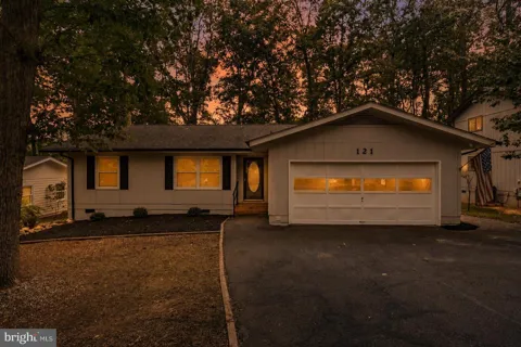 121 EAGLE COURT