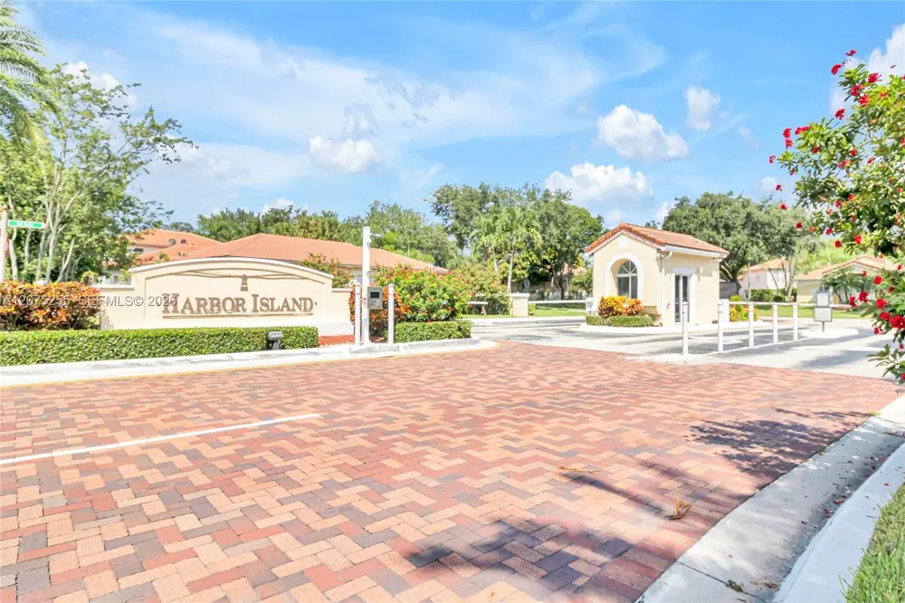 3884 NW 63rd Ter Coral Springs, FL 33067