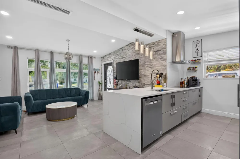 4520 NE 15TH AVENUE Pompano Beach, FL 33064