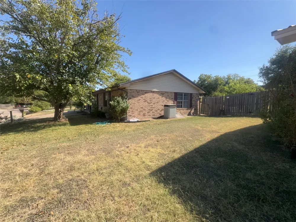 506 Avenue X Clifton, TX 76634