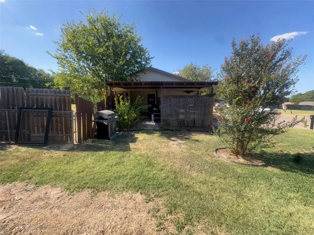 506 Avenue X Clifton, TX 76634