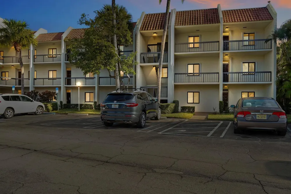2550 PRESIDENTIAL WAY #106 West Palm Beach, FL 33401