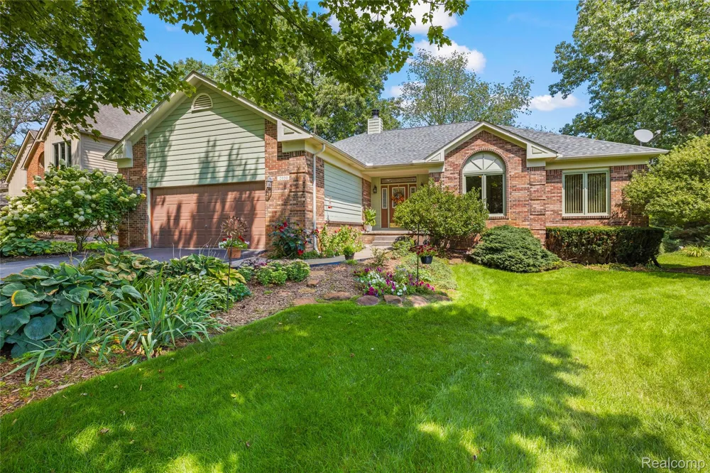 2050 Shire Court Commerce Charter Township, MI 48382