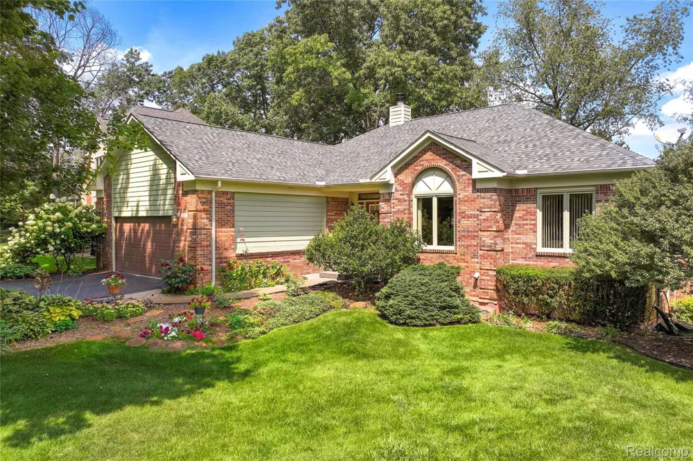 2050 Shire Court Commerce Charter Township, MI 48382
