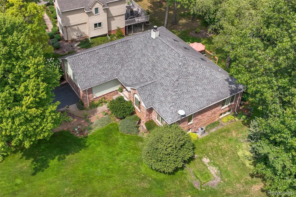2050 Shire Court Commerce Charter Township, MI 48382