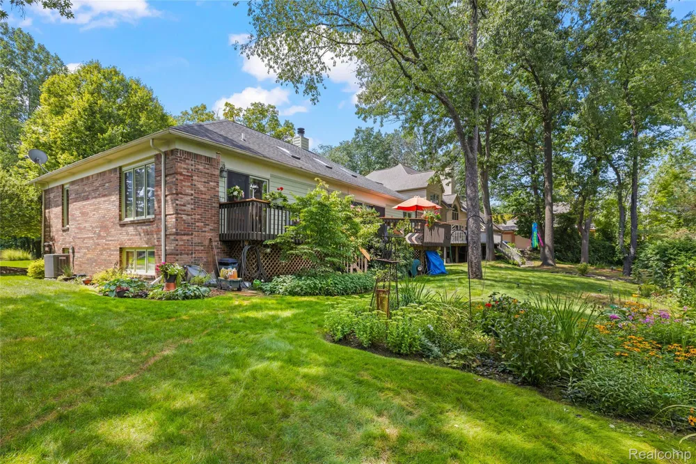 2050 Shire Court Commerce Charter Township, MI 48382