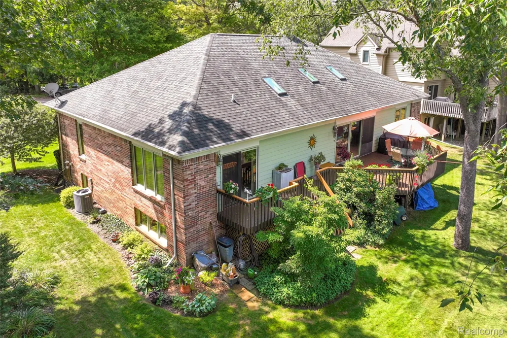 2050 Shire Court Commerce Charter Township, MI 48382