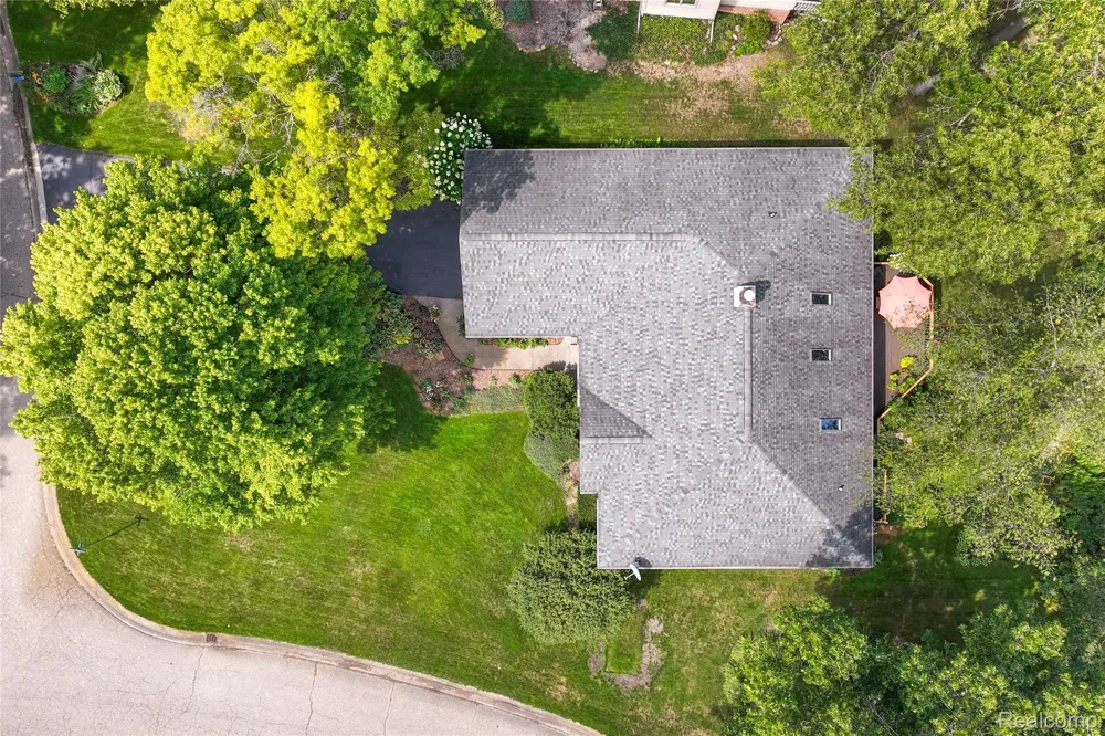 2050 Shire Court Commerce Charter Township, MI 48382