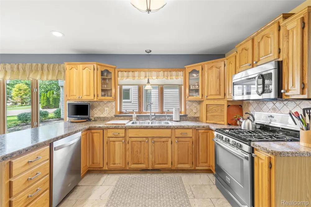 2050 Shire Court Commerce Charter Township, MI 48382