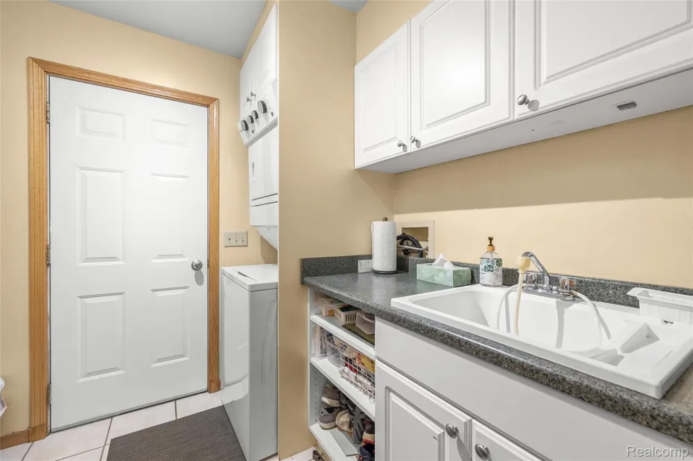 2050 Shire Court Commerce Charter Township, MI 48382